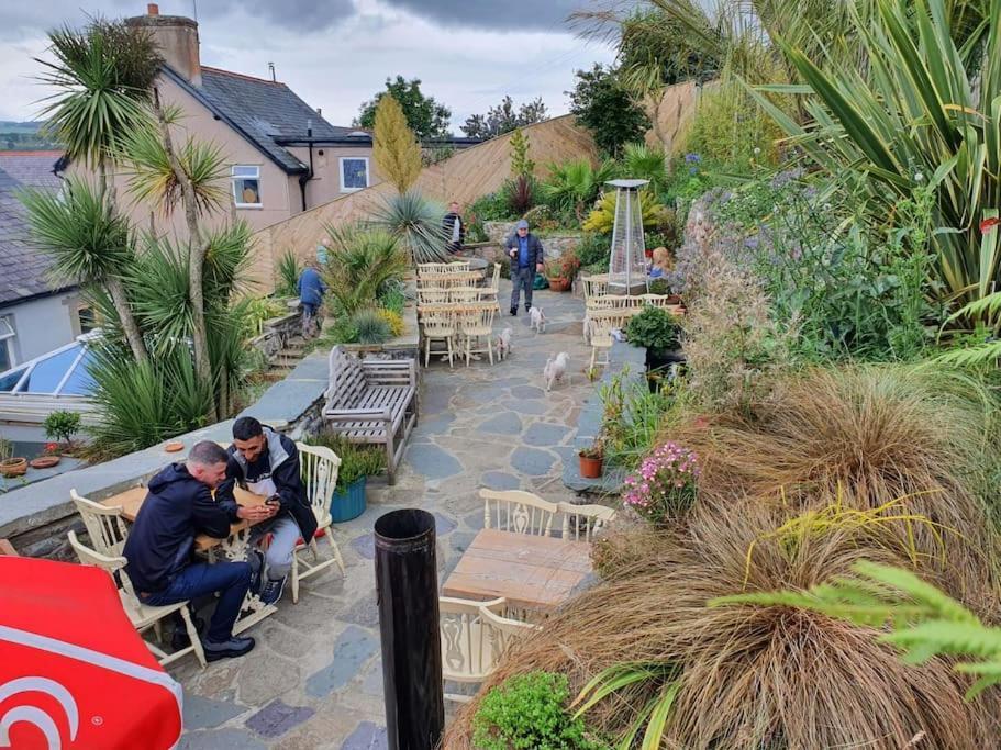 Llandudno Apartment, Quirky Pub With Tropical Beer Garden Buitenkant foto