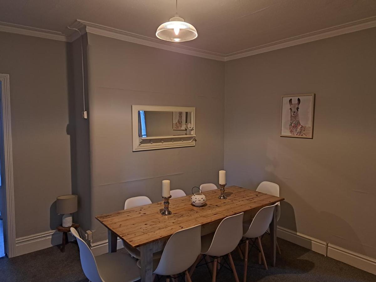 Llandudno Apartment, Quirky Pub With Tropical Beer Garden Buitenkant foto